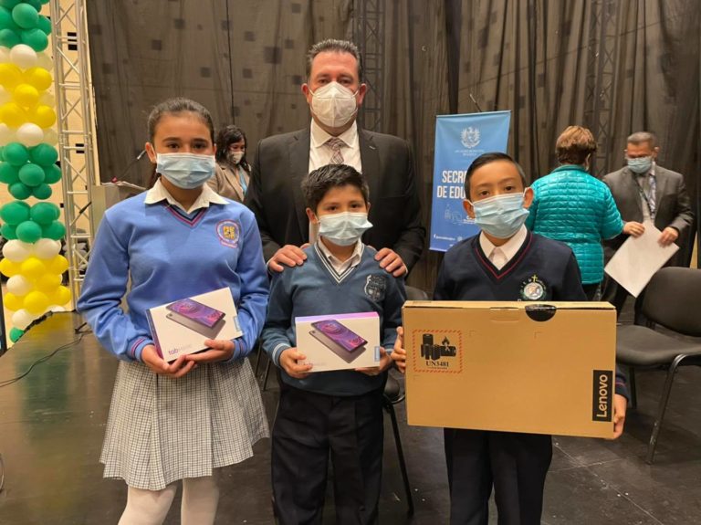 Entregan 1.000 tablets y 94 computadores en comodato para alumnos de los IED de Cajicá.