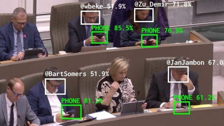 ¡A trabajar! Crean software para delatar a los congresistas que pierden tiempo con su celular en medio de las sesiones.
